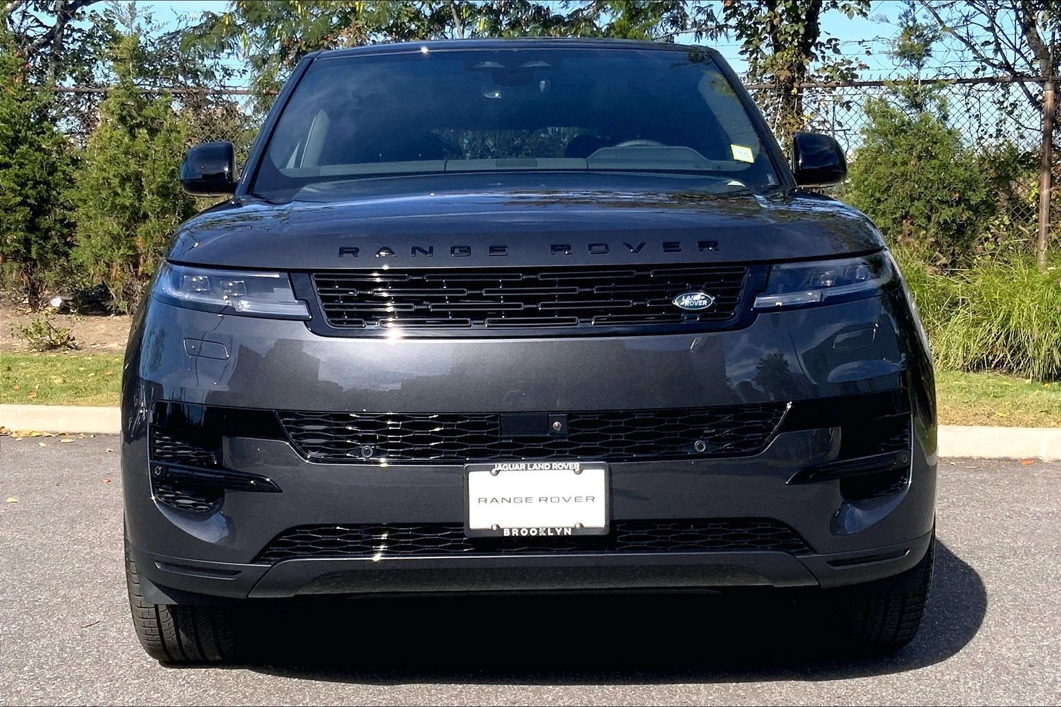 New 2027 Carpathian Gray Premium Metallic Land Rover SE image 3