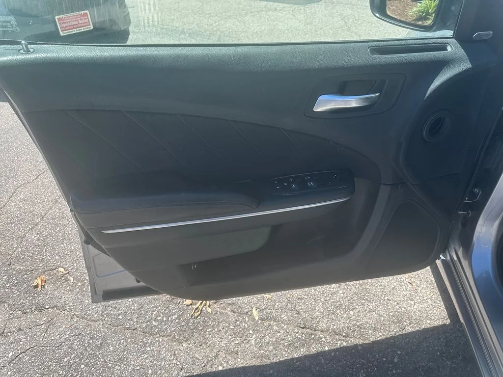 Used 2018 Silver Dodge V6 image 11
