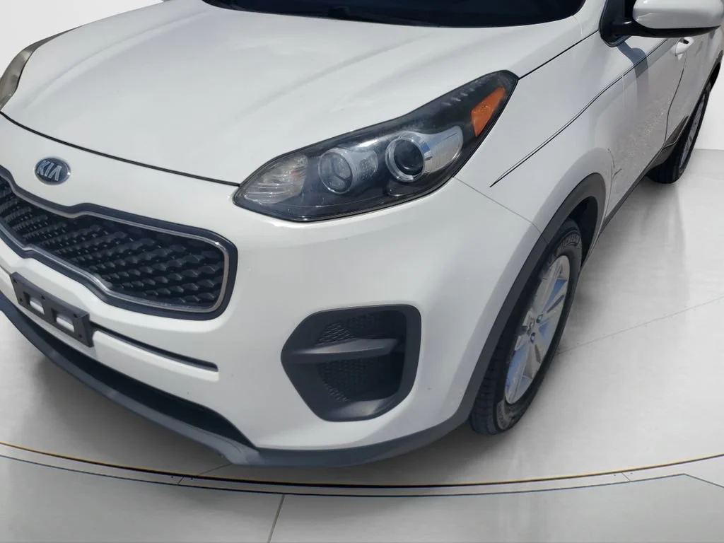 Used 2018 White Kia LX image 9