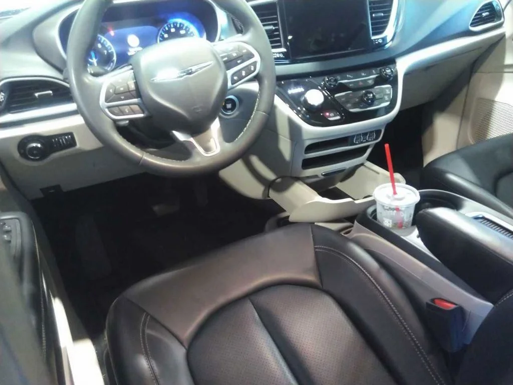 Used 2024 White/off-white Chrysler Touring L image 5