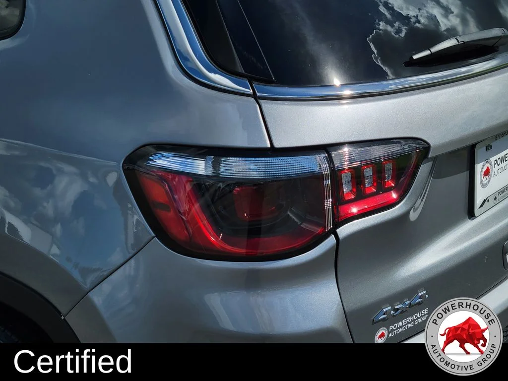 Used 2022 Silver Jeep Latitude image 13