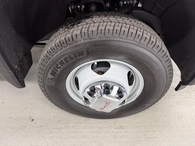 New 2026 Summit White GMC SLE image 5