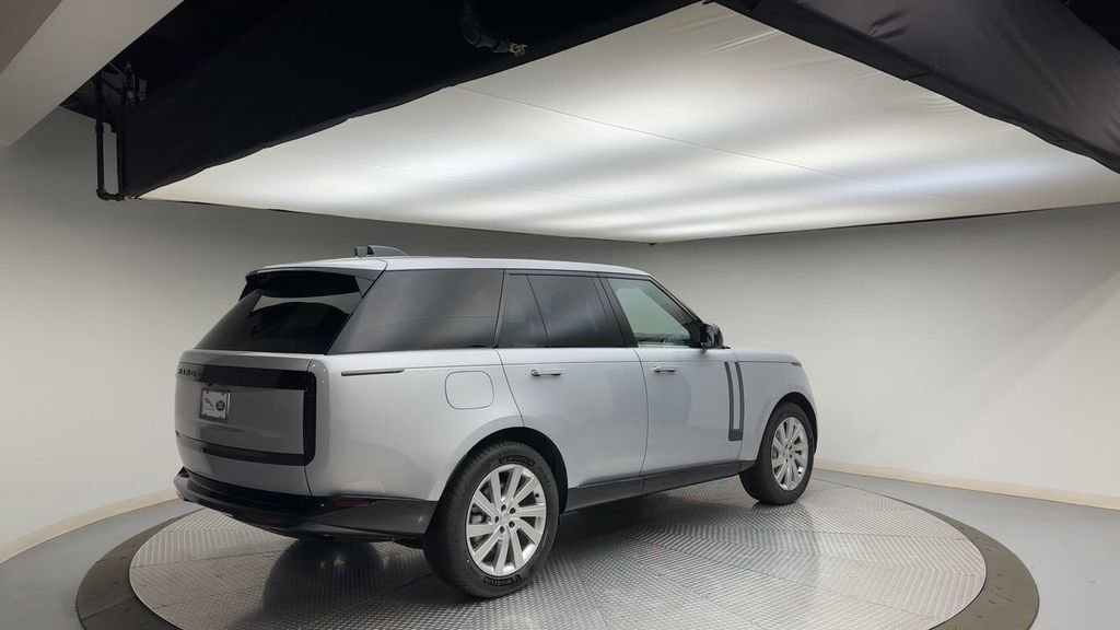 Used 2024 Hakuba Silver Metallic Land Rover SE image 8