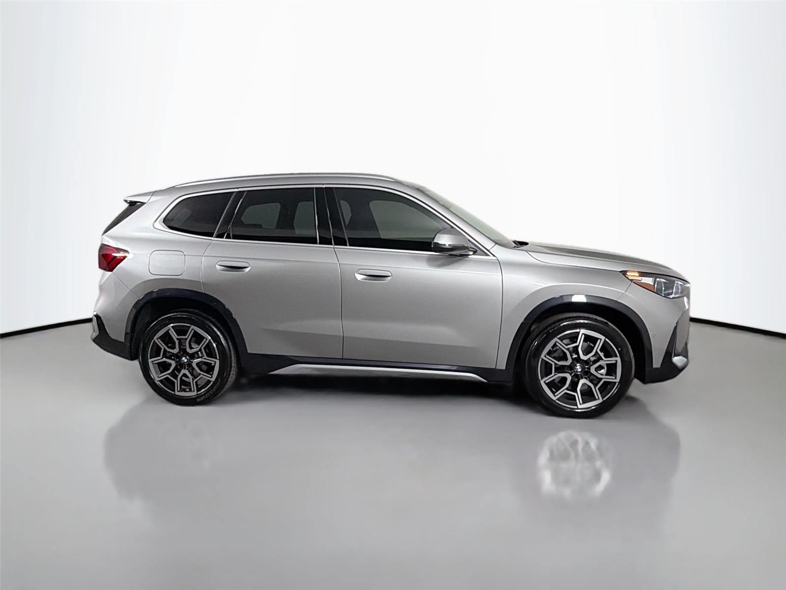 New 2026 Space Silver Metallic BMW xDrive28i image 7