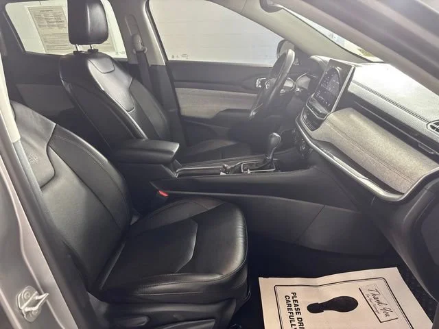 Used 2022  Jeep Latitude Lux image 30