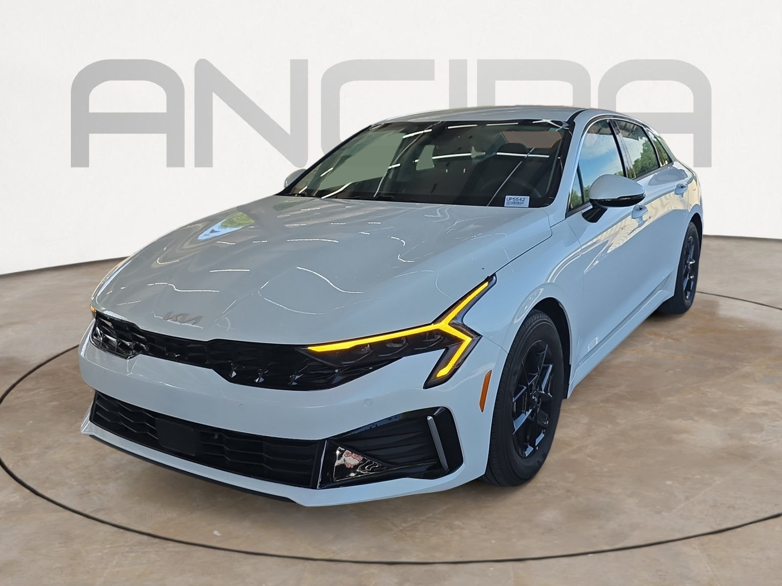 Certified Used 2025 Snow White Pearl Kia LXS image 4