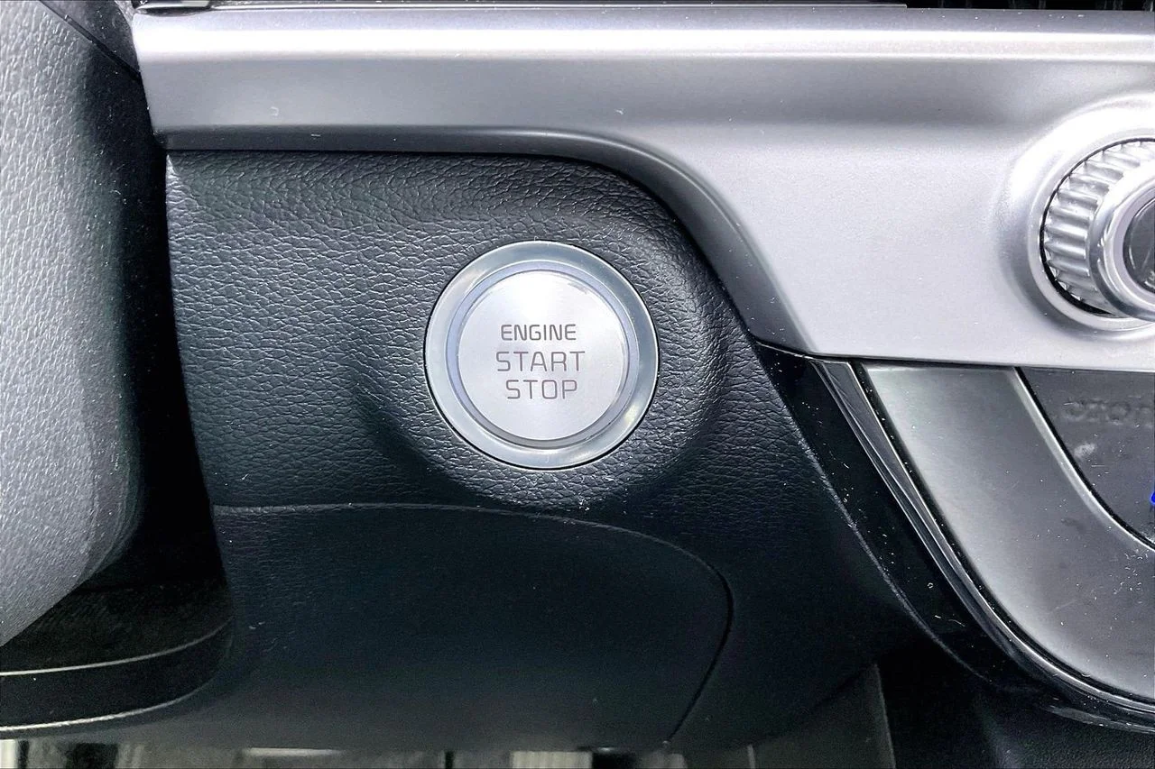 Used 2025  Kia S image 29