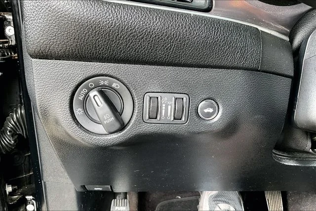 Used 2019 Black Dodge SXT image 24