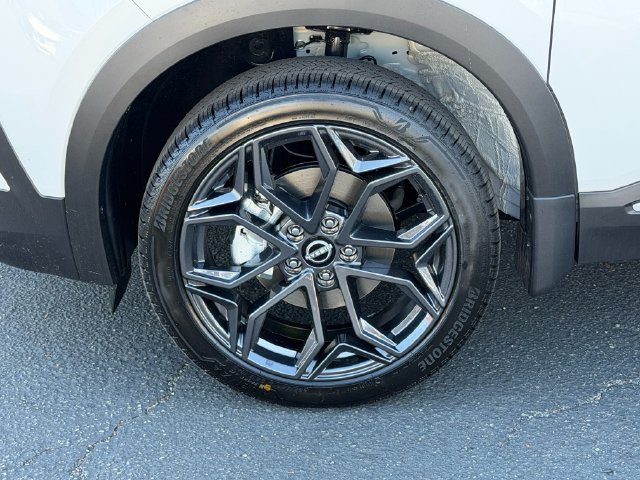 New 2027 Aspen White TriCoat / Super Black Two-tone Nissan SR image 11