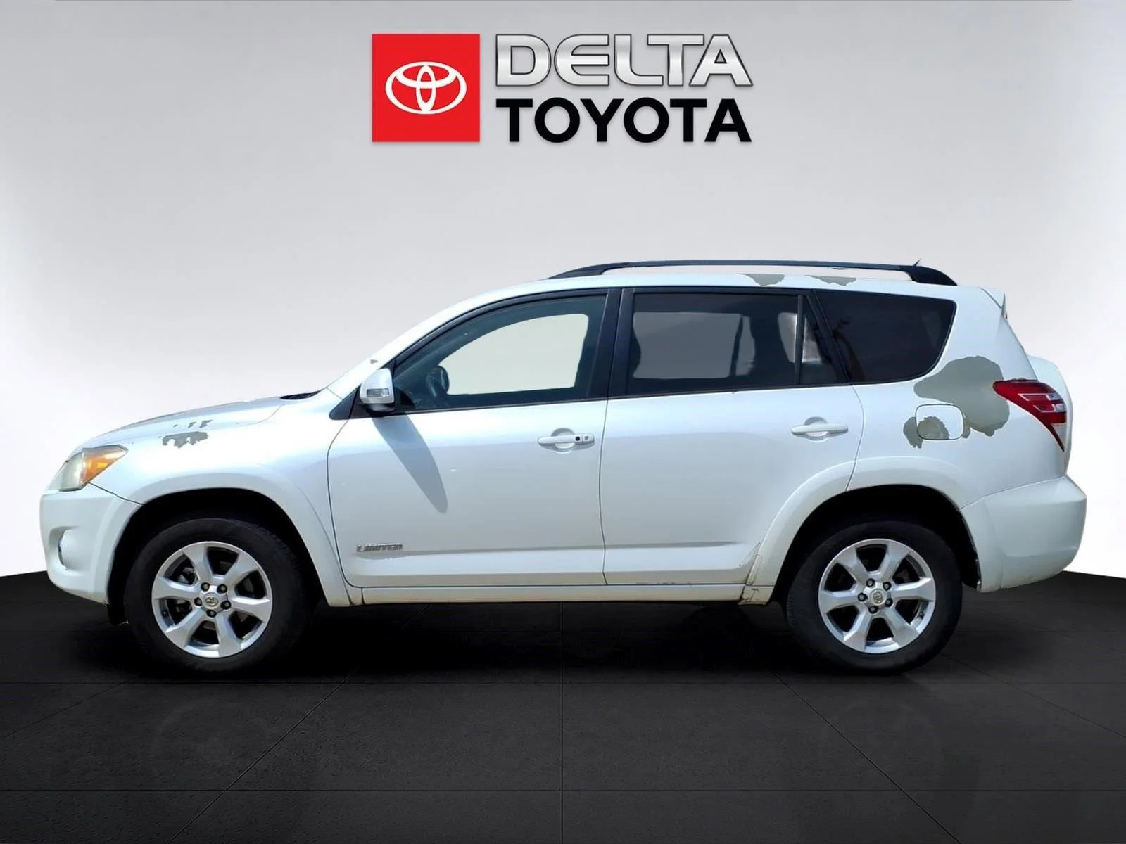 Used 2010 Blizzard Pearl Toyota Limited image 2