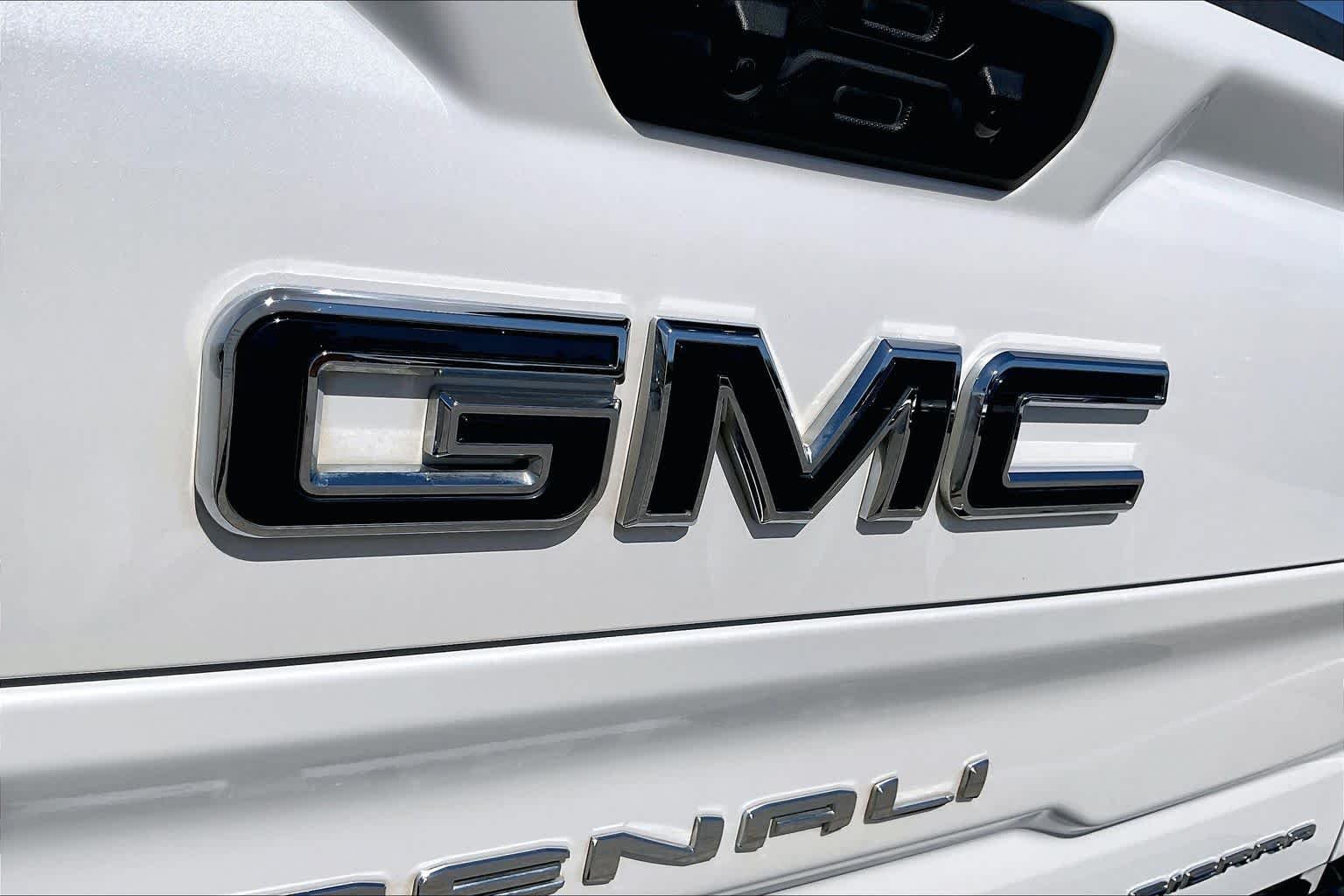 Used 2025 White Frost Tricoat GMC Denali Ultimate image 31