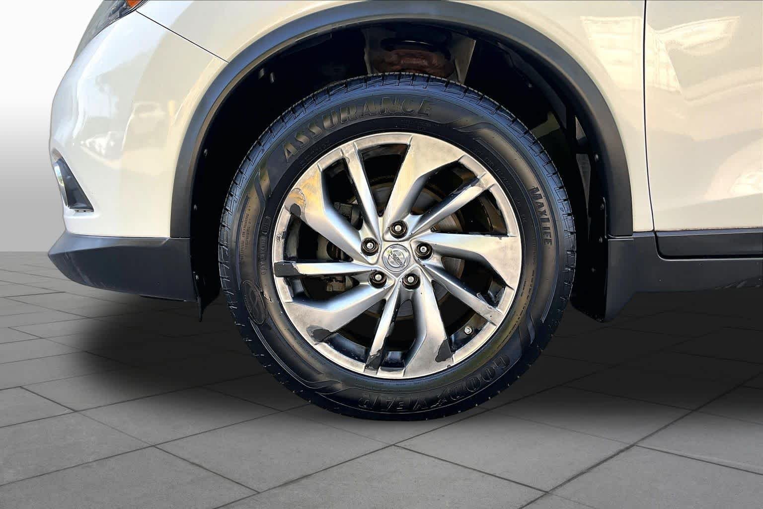 Used 2014 Moonlight White Nissan SL image 11