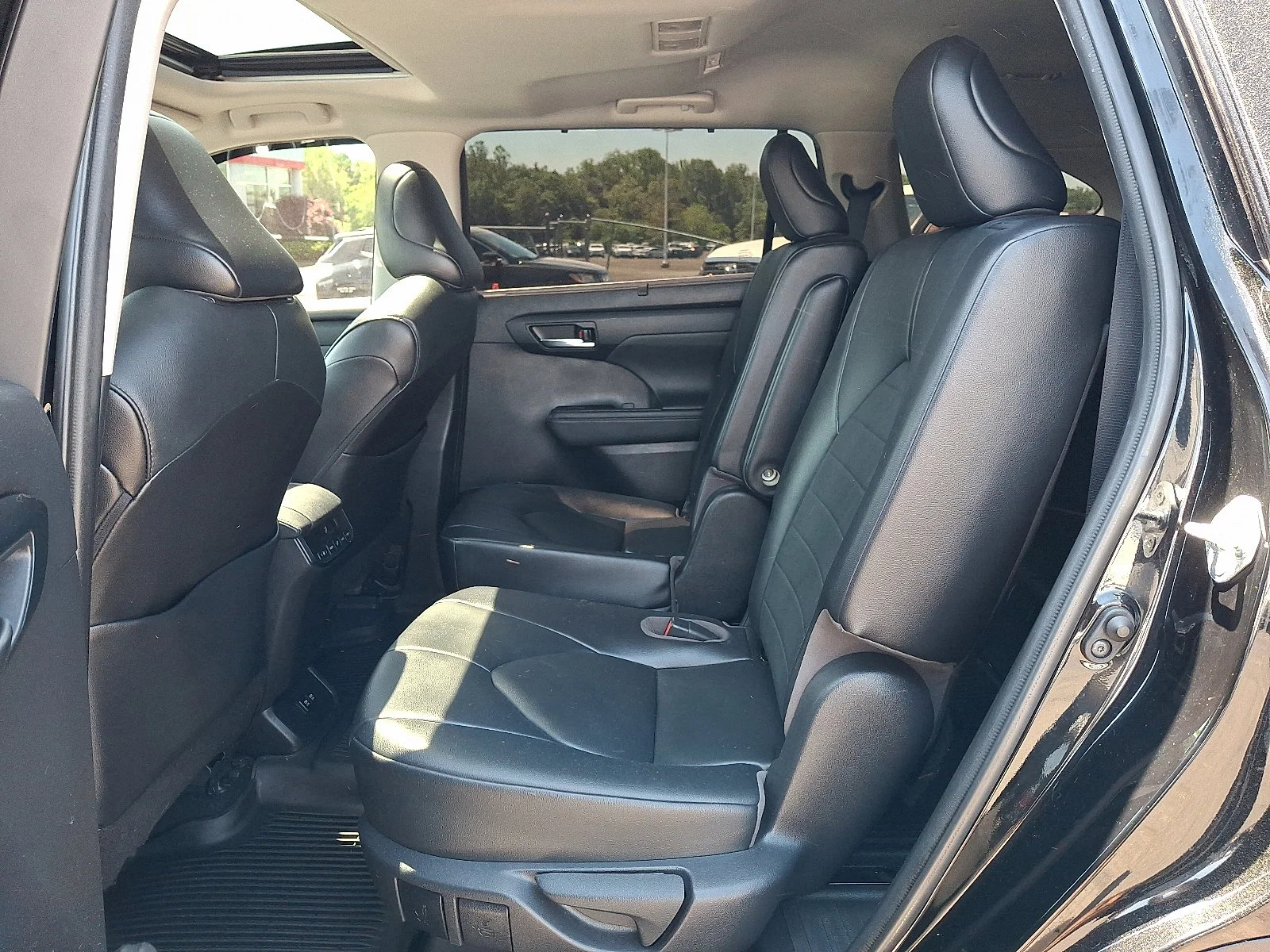 Used 2021 Midnight Black Metallic - 218 Toyota XLE image 11