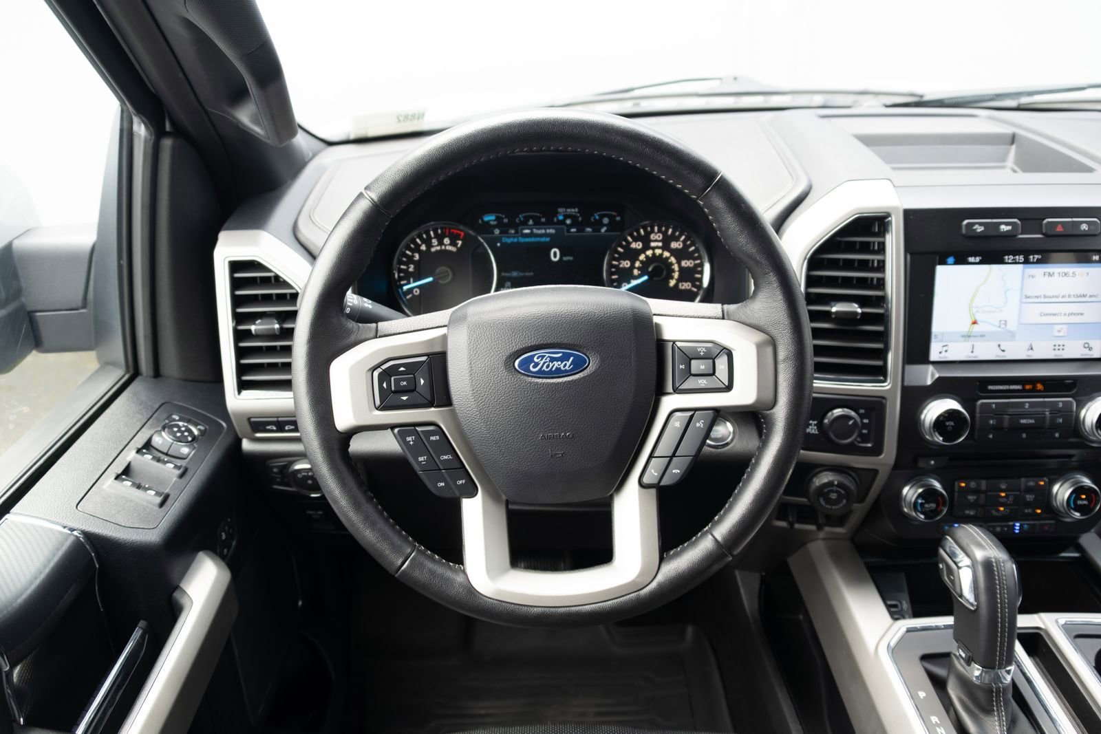 Used 2018  Ford Lariat image 2