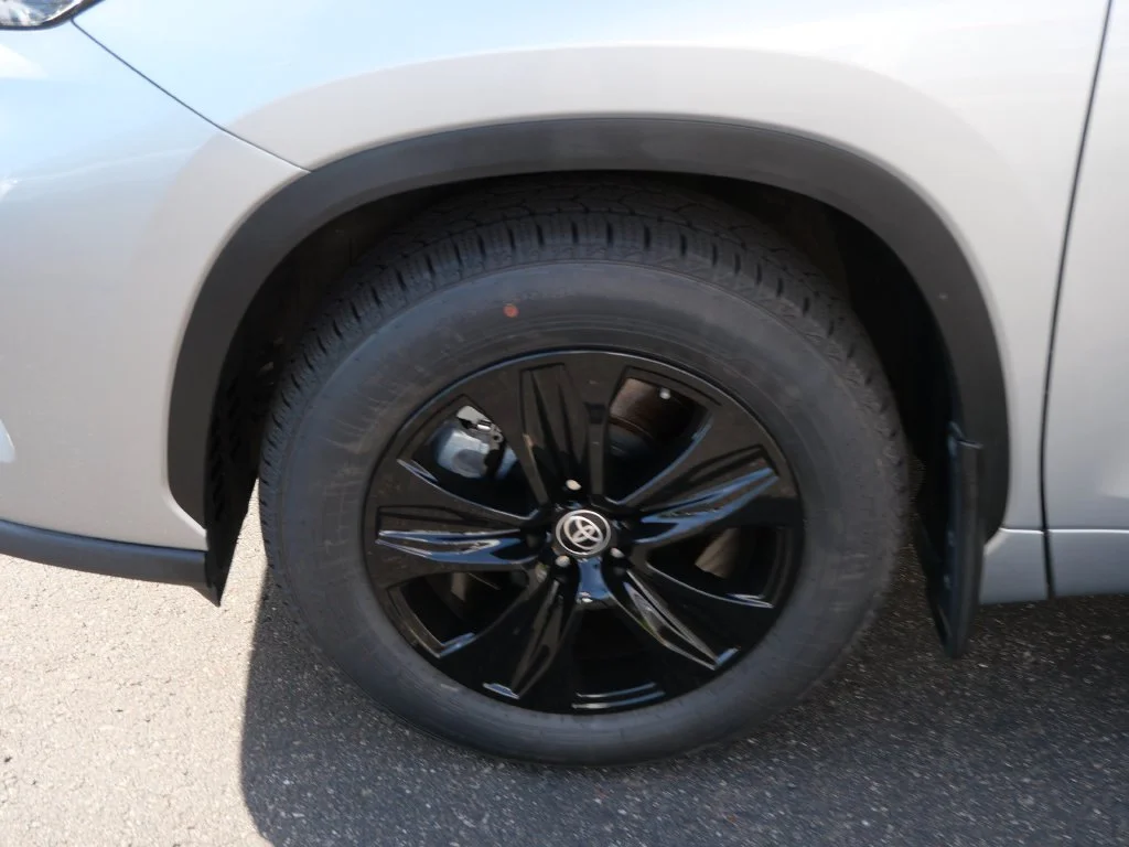 Used 2022 Silver Toyota XLE image 8