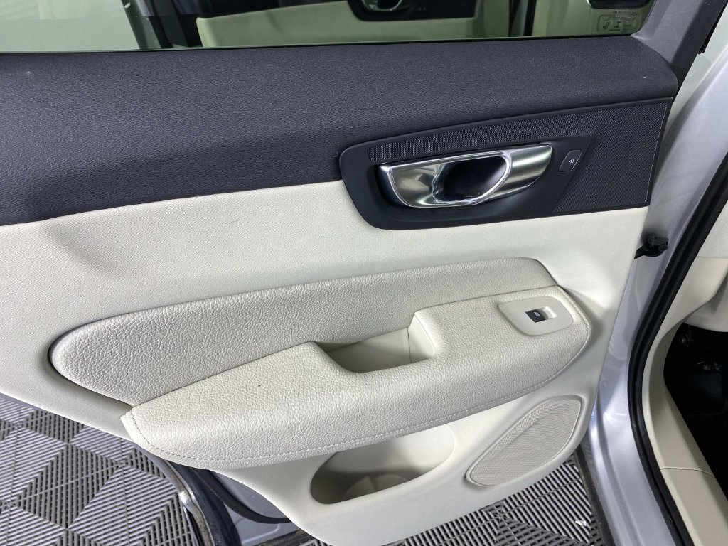 Used 2019 Silver Volvo T5 Momentum image 22