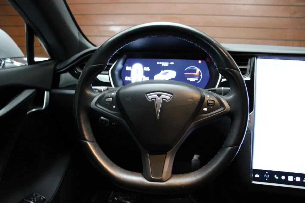 Used 2018 Obsidian Black Metallic Tesla  image 31