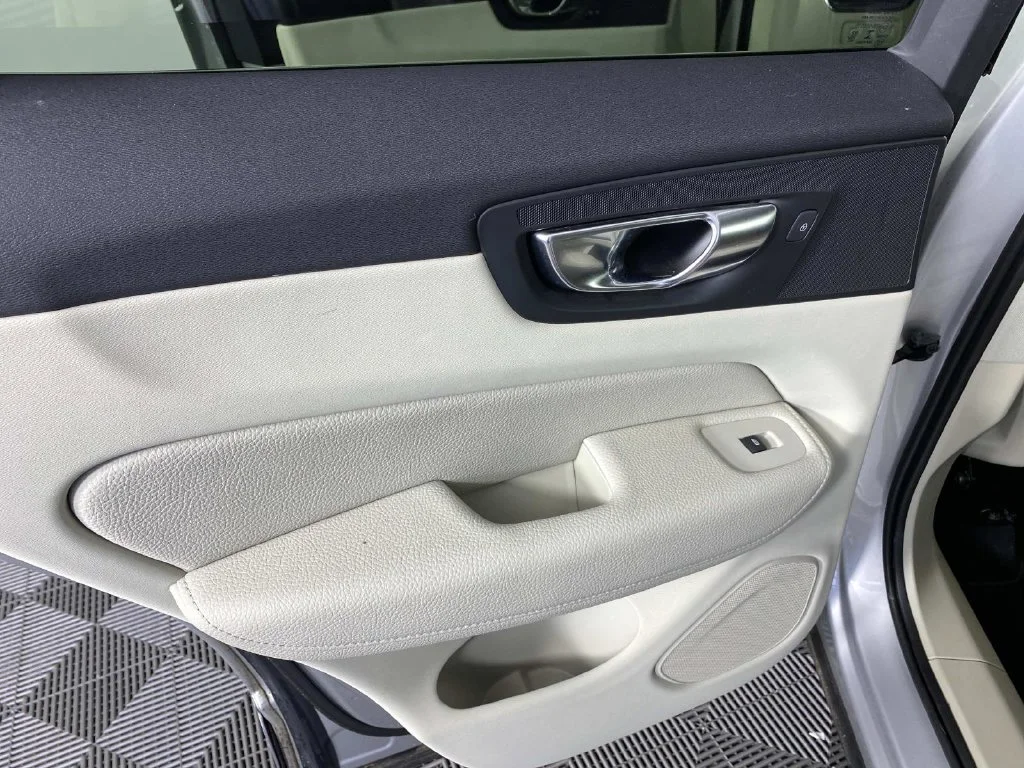 Used 2019 Bright Silver Metallic Volvo T5 Momentum image 22