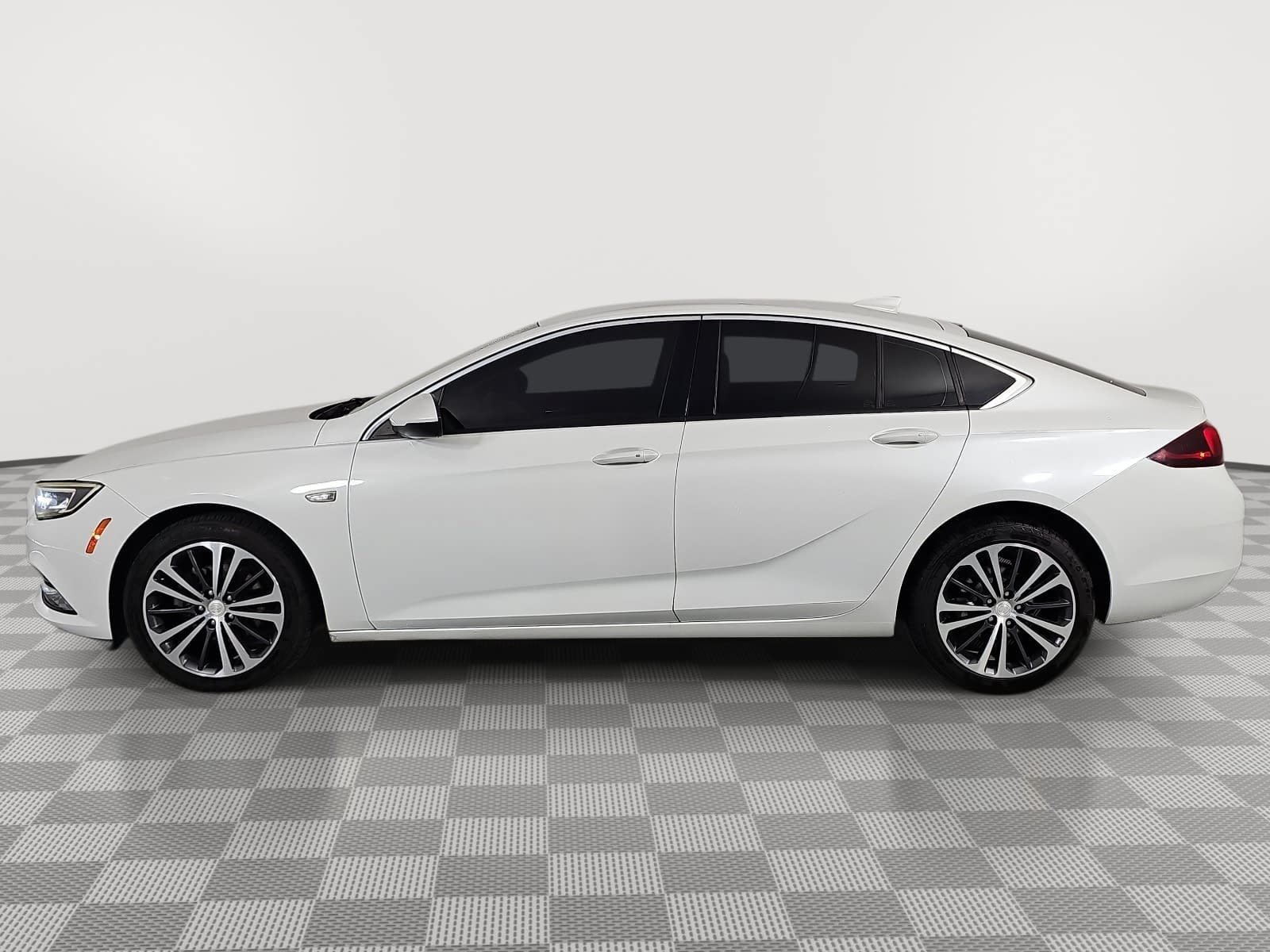 Used 2018 White Buick Essence image 5