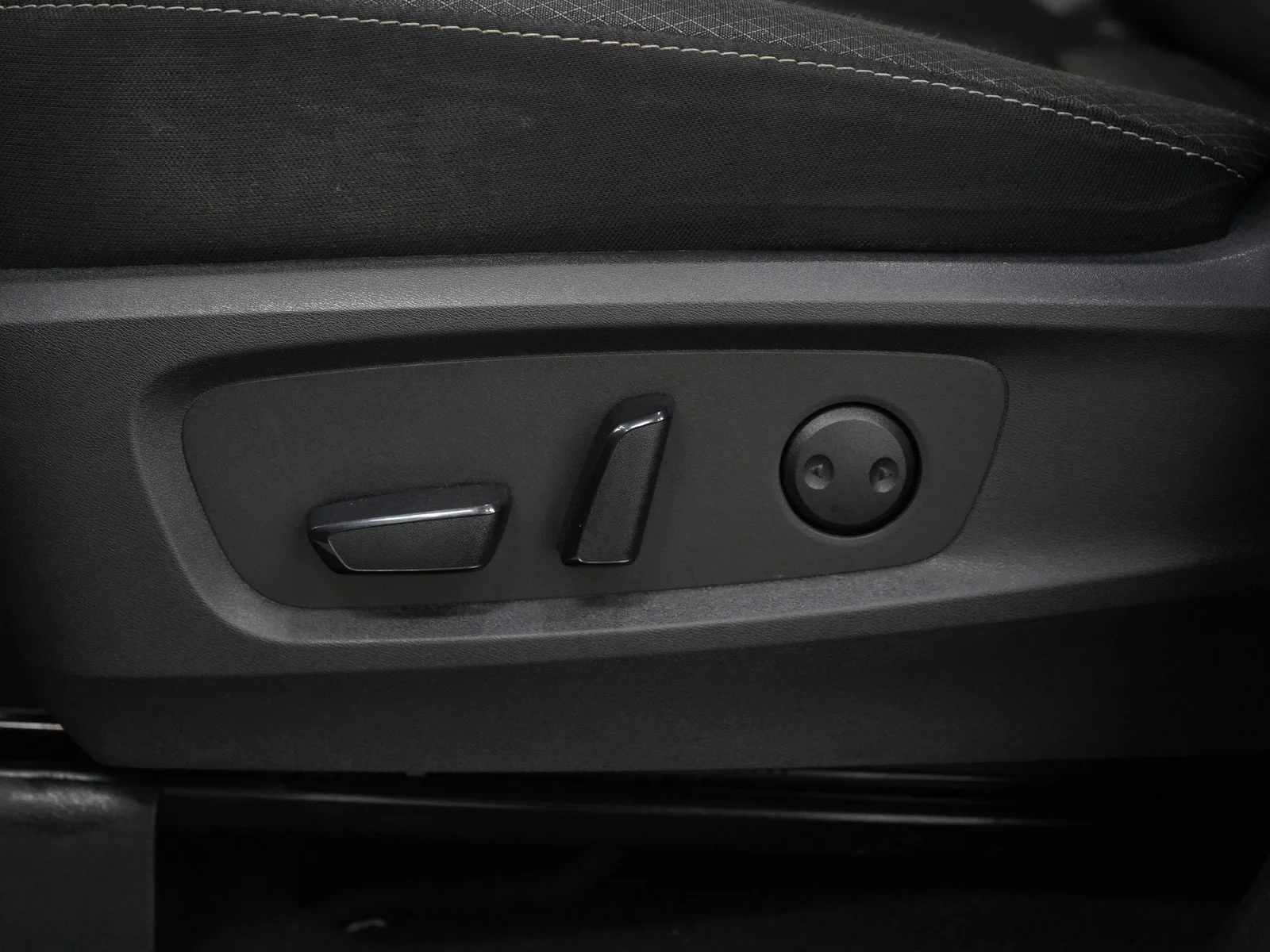Used 2023 Gun Metallic Nissan SV image 28