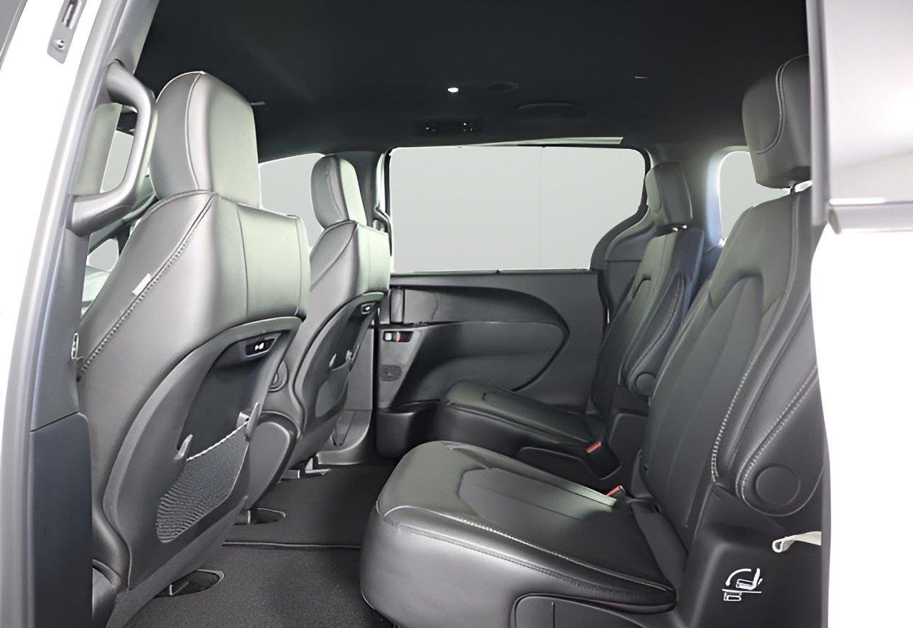 2026 Chrysler Pacifica Select - Photo 9