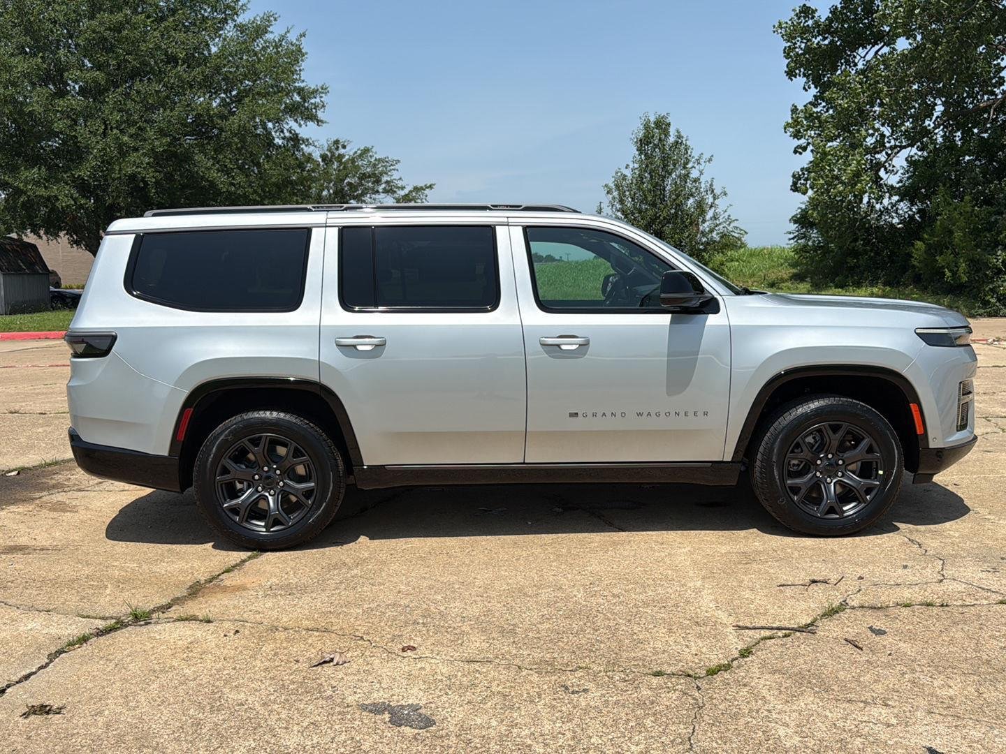 New 2026 Silver-Zynith Exterior Paint Jeep Limited Altitude image 8