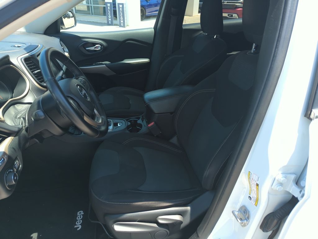 Used 2017 White Jeep Latitude image 12