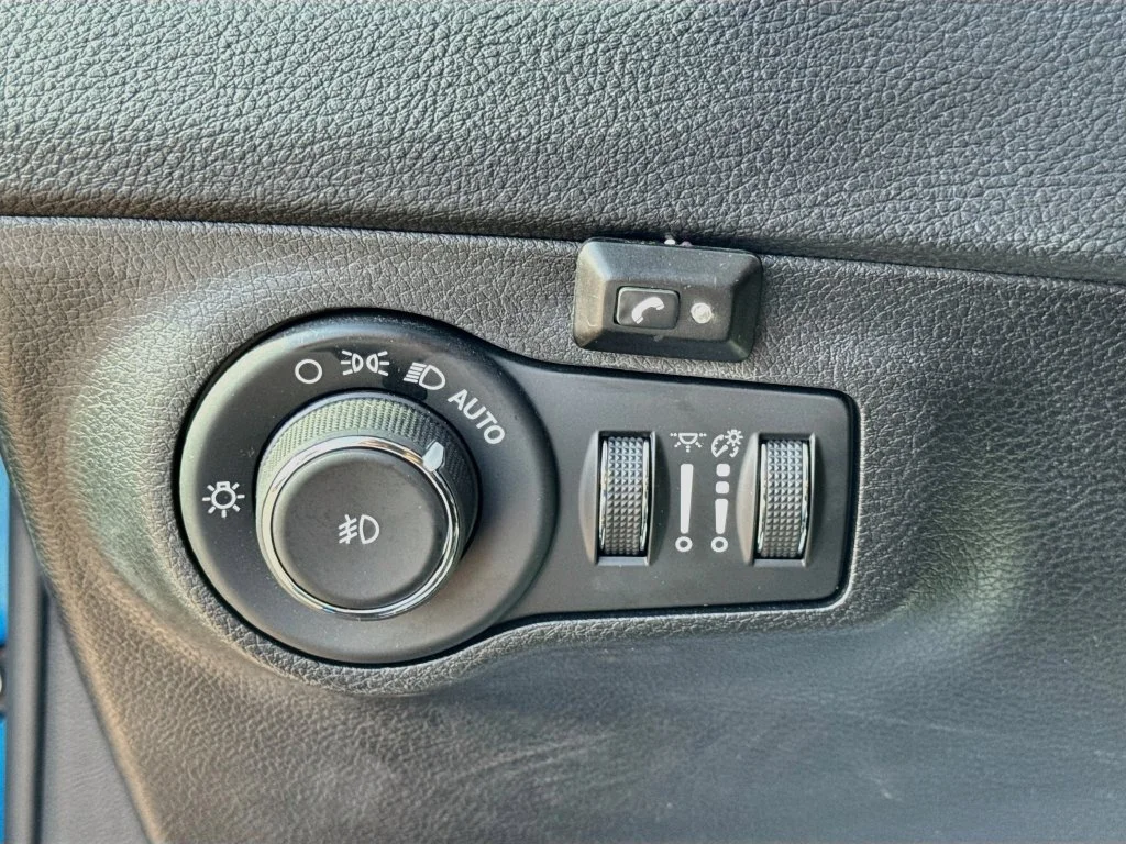 Used 2020 Blue Jeep Latitude image 11
