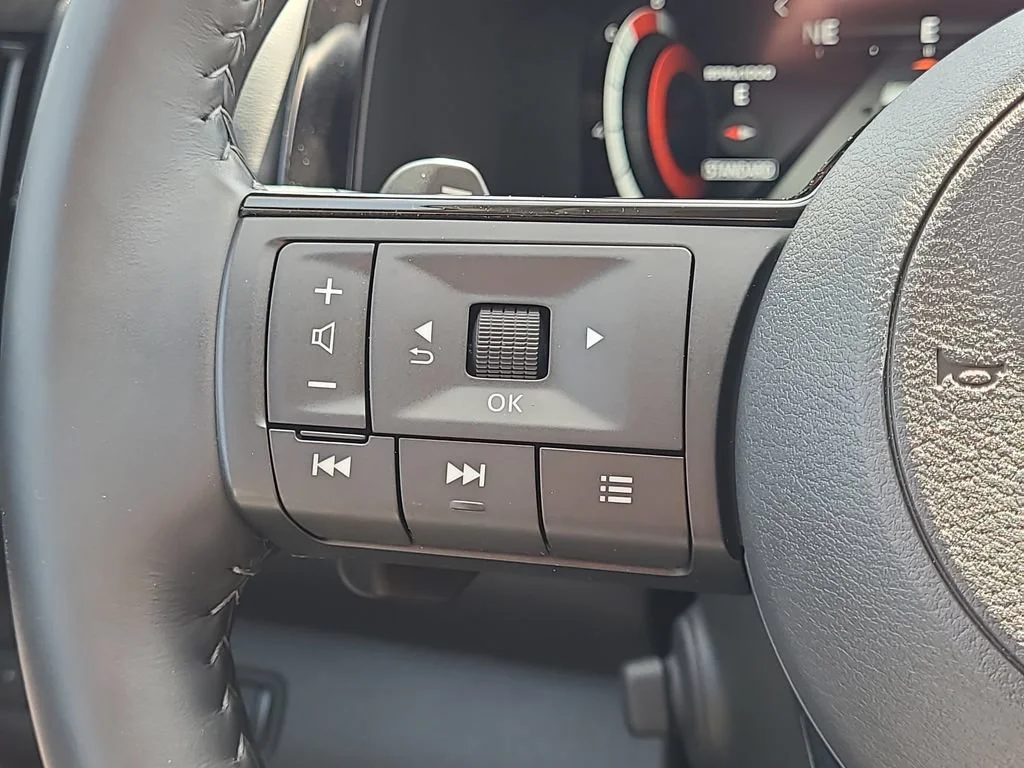 Used 2025 White Nissan Platinum FWD image 19