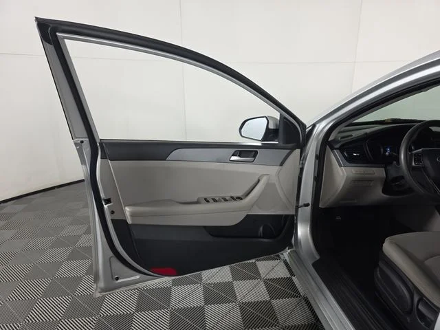 Used 2019 Silver Hyundai SE image 19