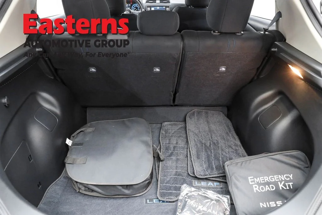 Used 2023 Silver Nissan S image 9
