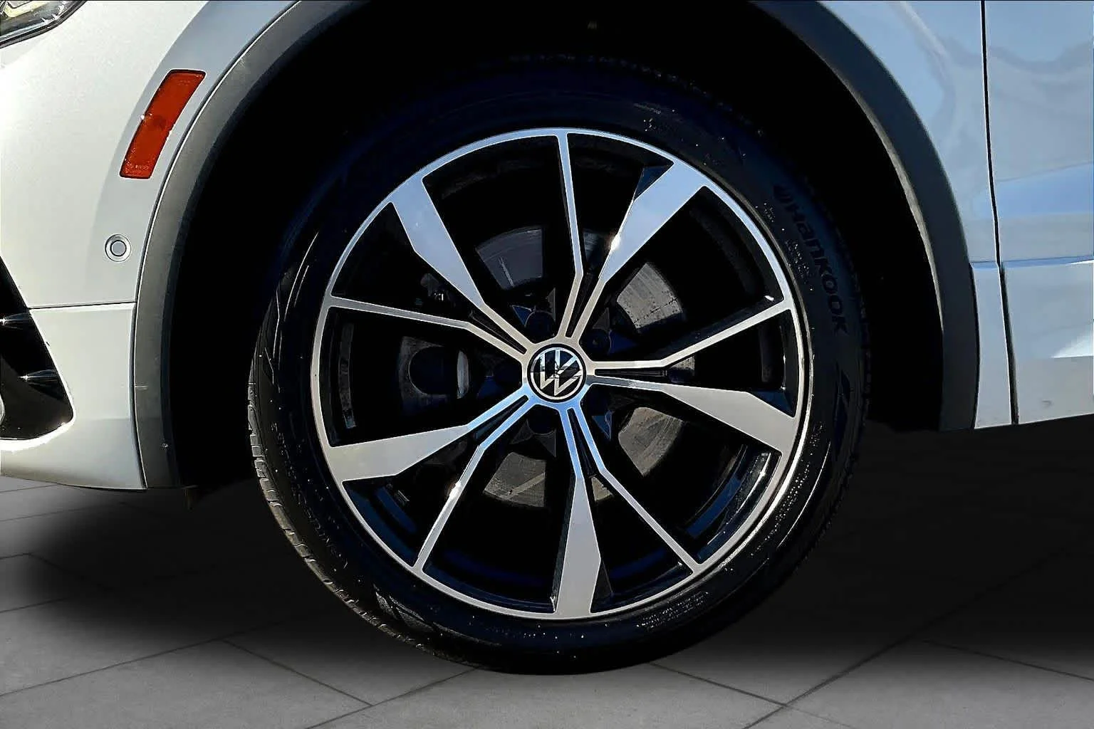 Used 2022 Oryx White Pearl Volkswagen SEL R-Line image 11
