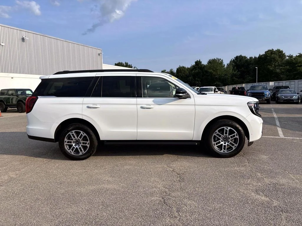 Used 2025 Oxford White Ford Active image 8