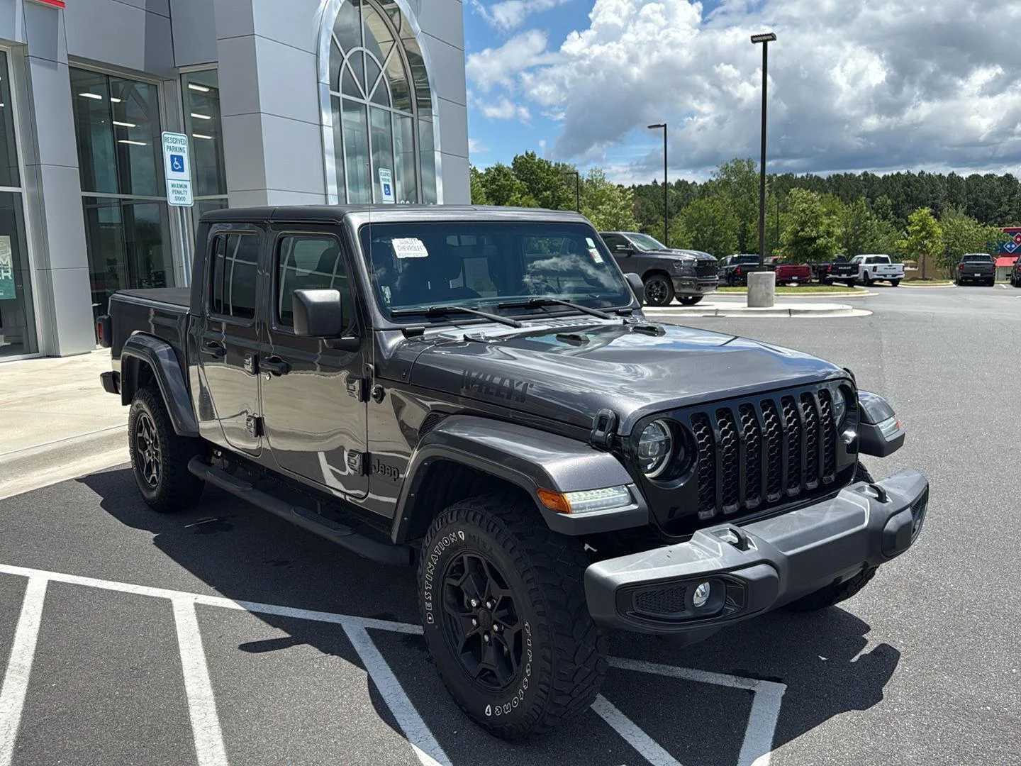 Used 2022  JEEP SPORT image 4