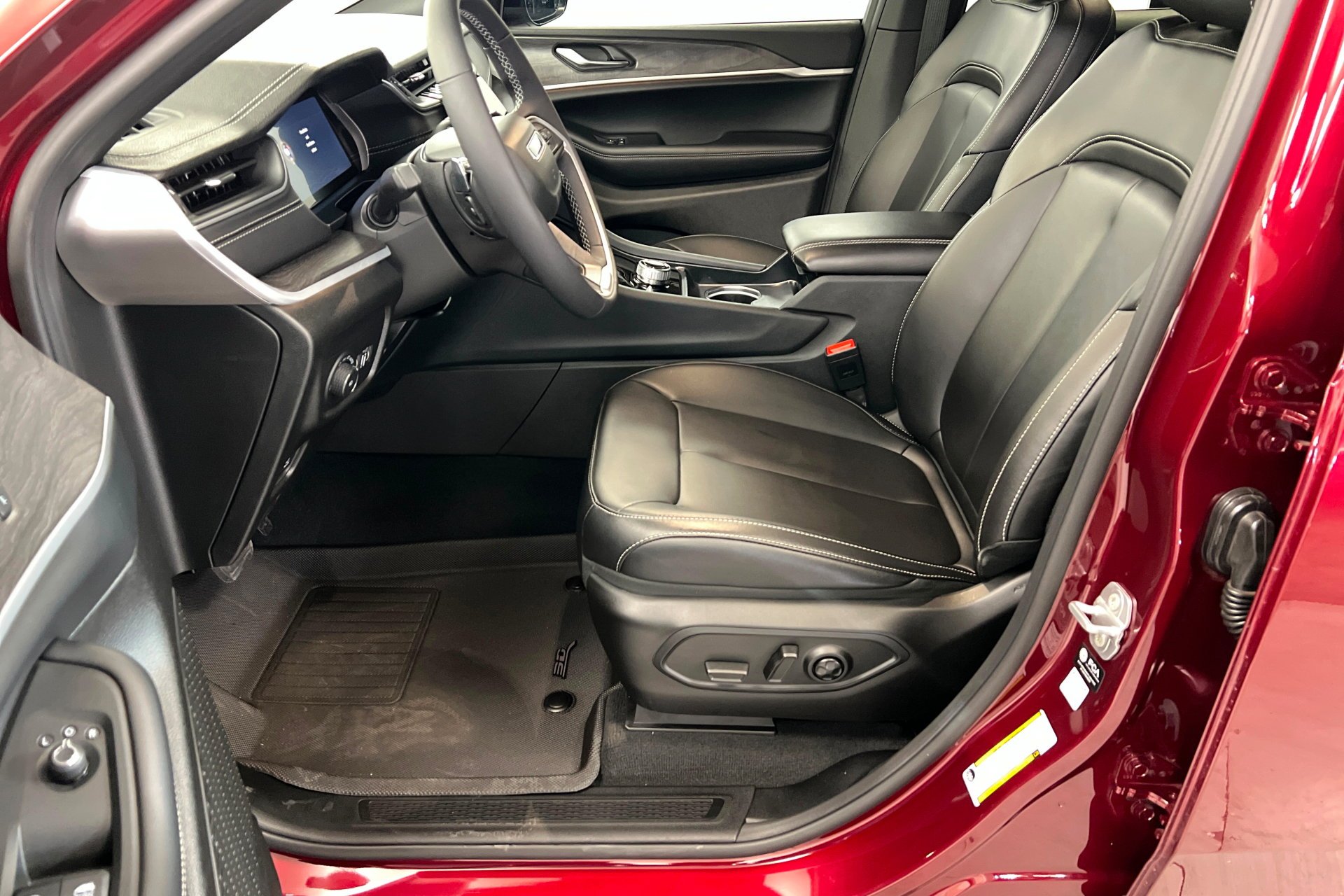 Used 2025 Velvet Red Pearlcoat Jeep Limited image 18