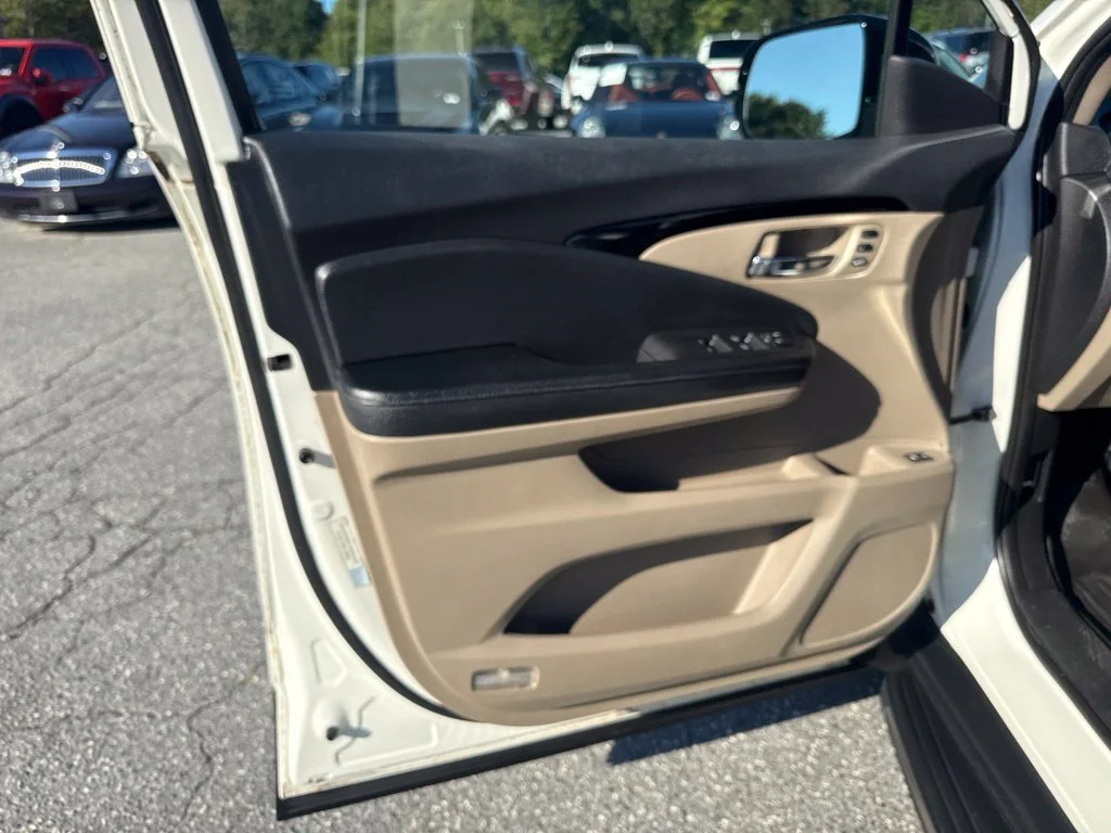 Used 2017  Honda Touring image 23