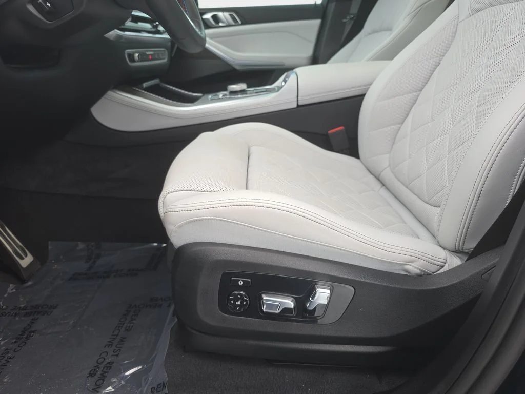 Used 2025 Black BMW M60i image 22