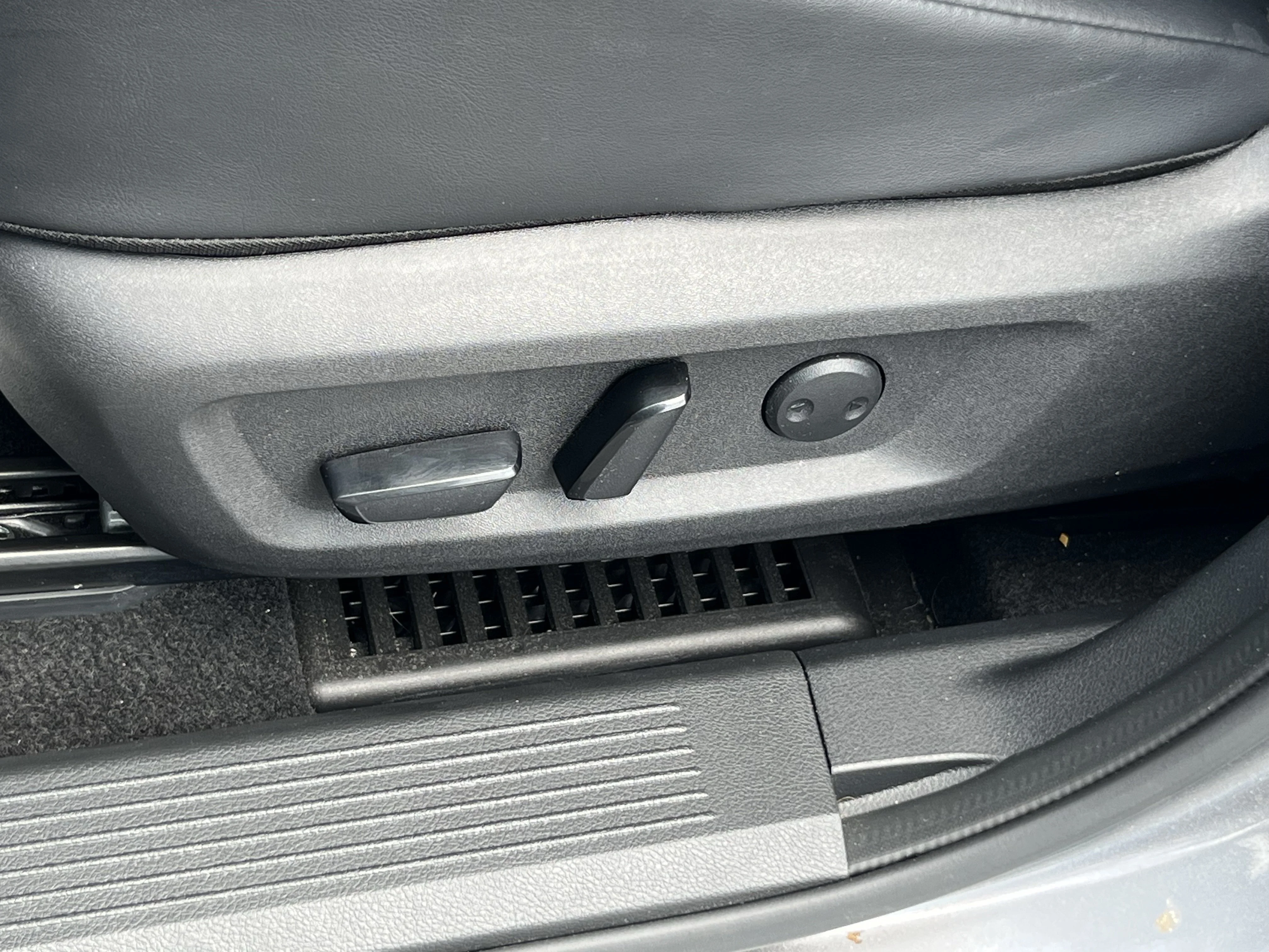 Used 2023 Gun Metallic Nissan SV image 17