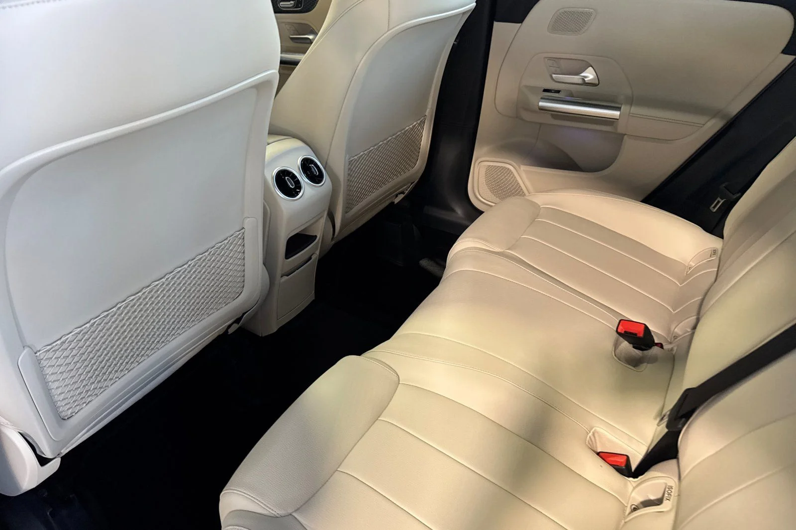 New 2026 Polar White Mercedes-Benz GLA 250 image 9