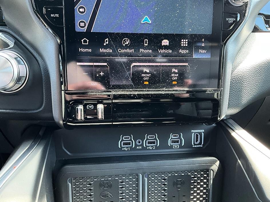 New 2026 Diamond Black Crystal Pearl-Coat Exterior Paint RAM Laramie image 28
