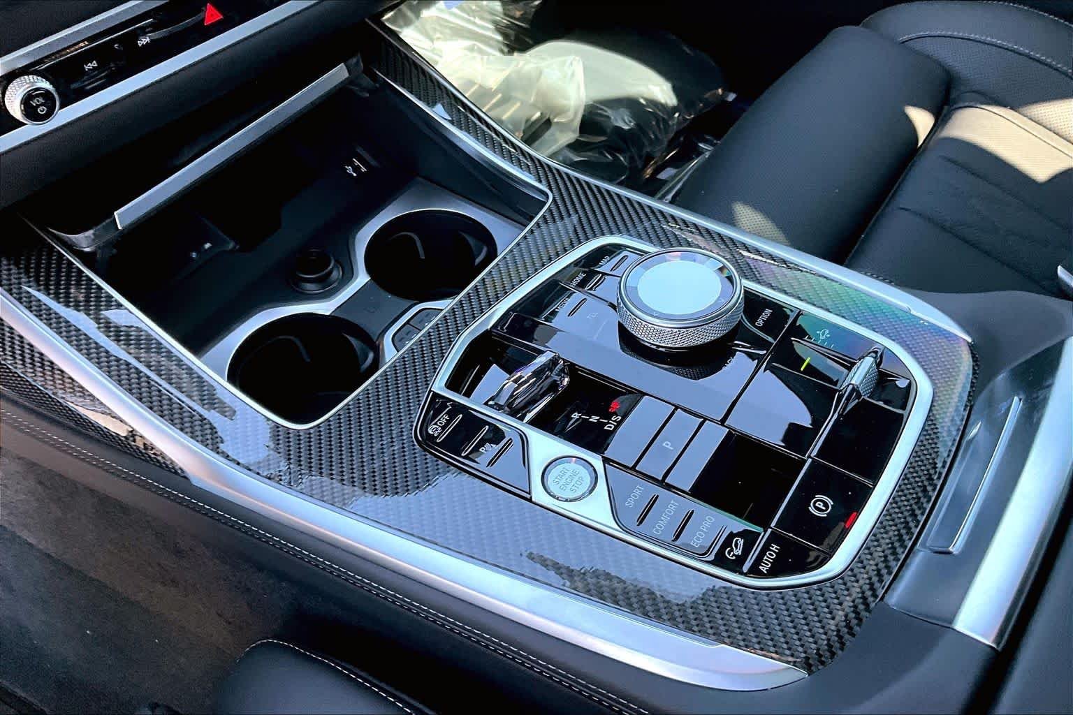 New 2027 Manhattan Green Metallic BMW M60i image 7