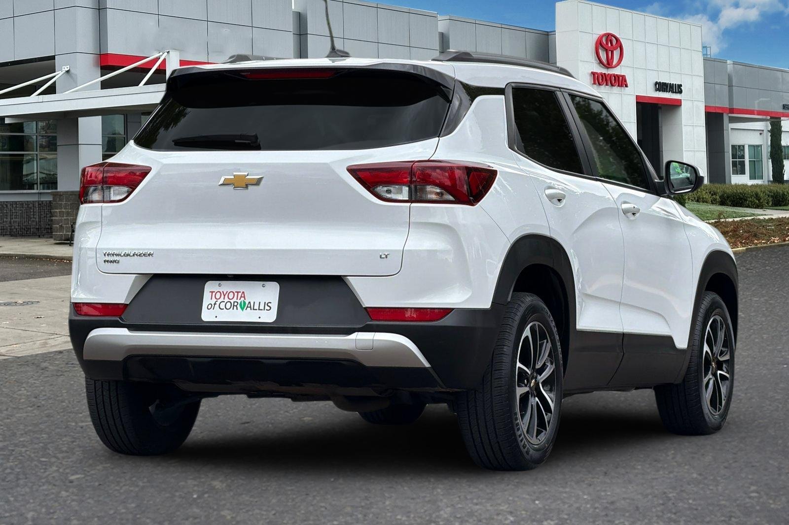 Used 2025 Summit White Chevrolet LT image 4