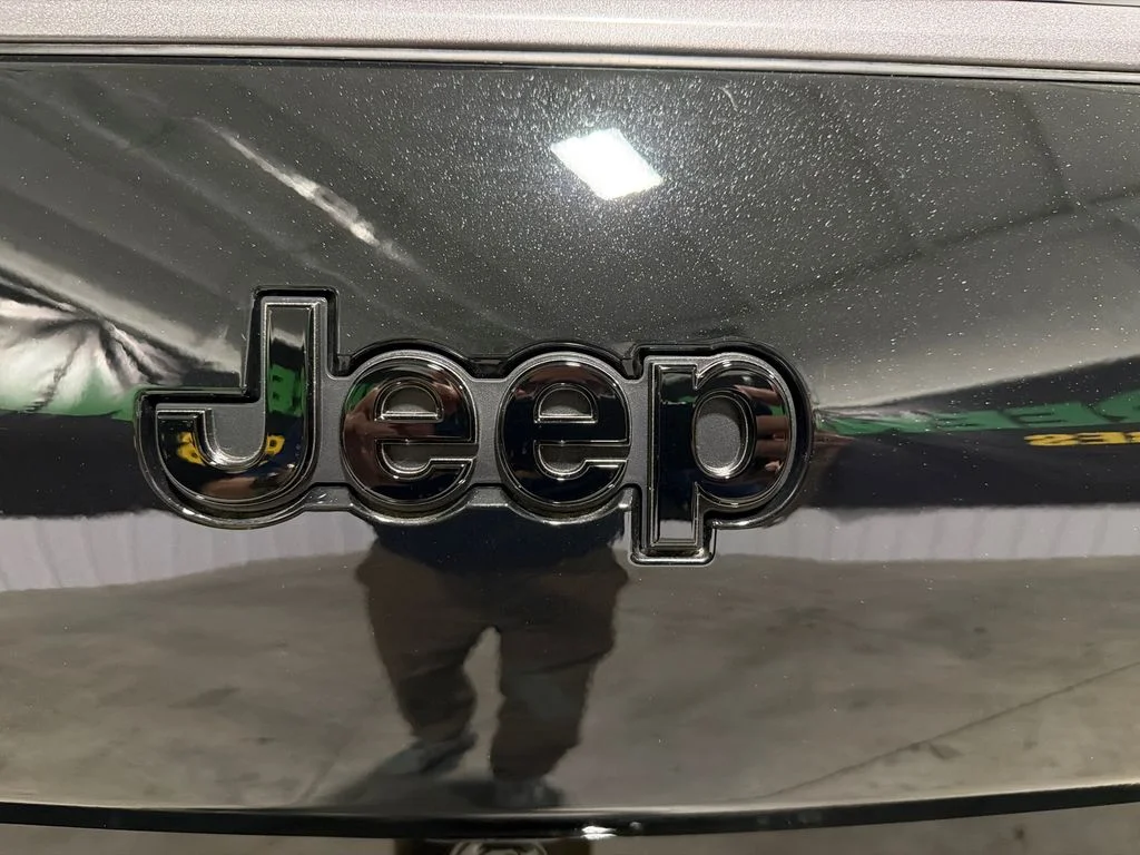 New 2026 Diamond Black Crystal Pearl-Coat Exterior Paint Jeep Laredo Altitude image 8