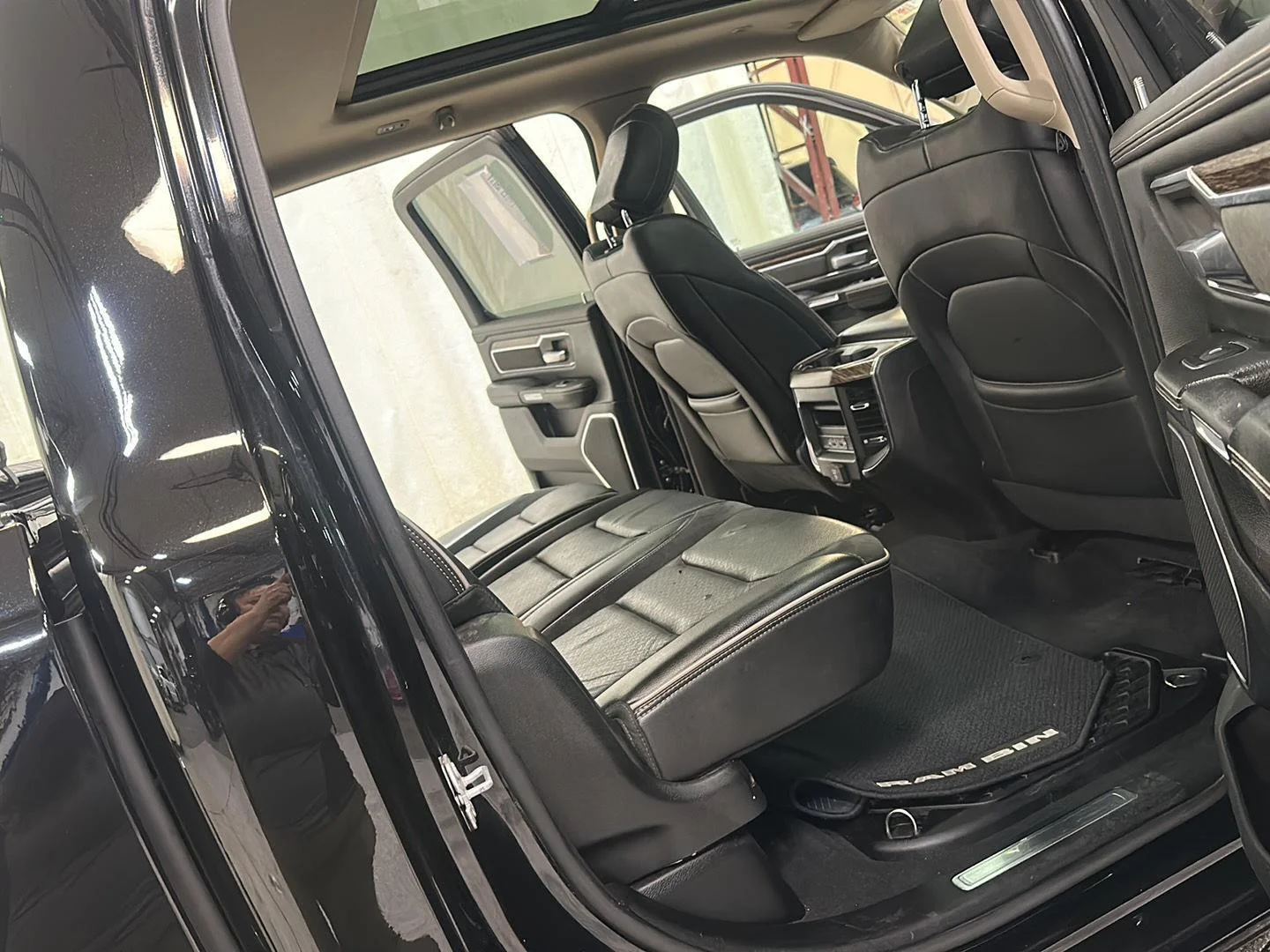 Used 2019 Diamond Black Crystal Pearlcoat Ram Laramie image 32