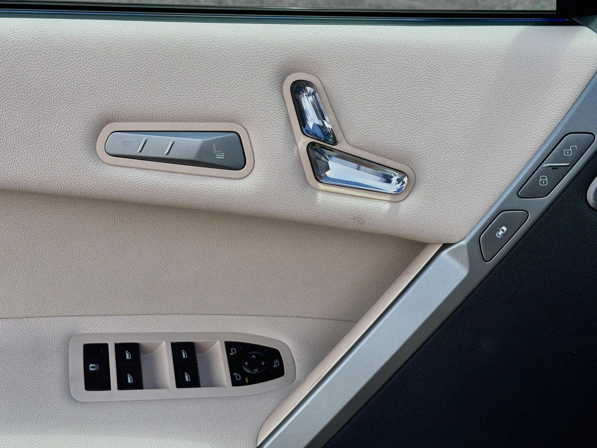2025 BMW iX M60 - Photo 24