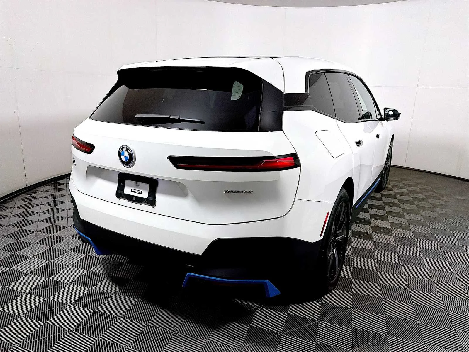 Used 2023 Alpine White BMW xDrive50 image 6