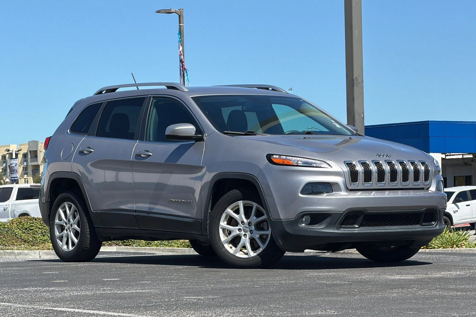 Used 2018 Silver Jeep Latitude image 2