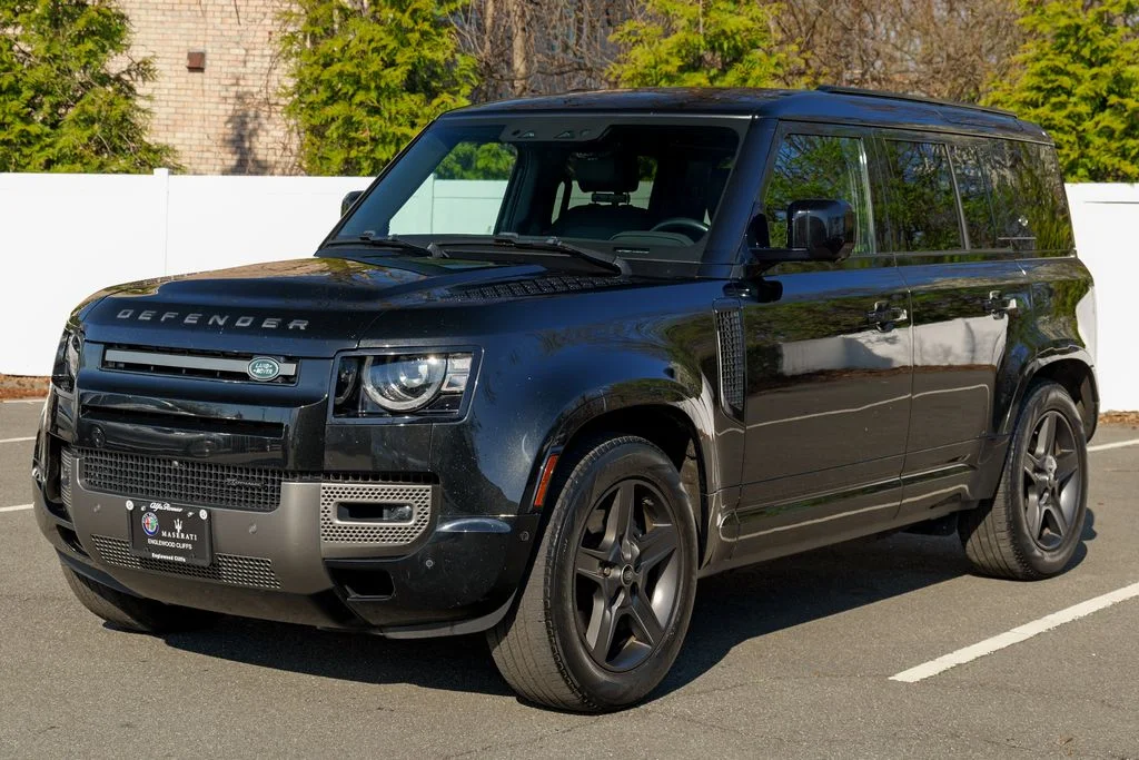 Used 2023 Santorini Black Metallic Land Rover X-Dynamic SE image 3