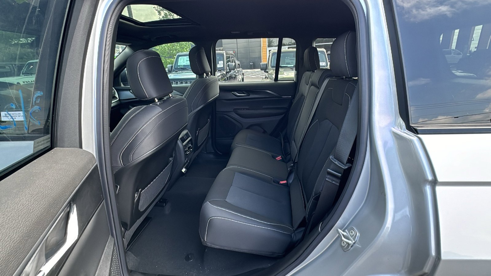 New 2026 Silver Zynith Exterior Paint Jeep Laredo X image 15