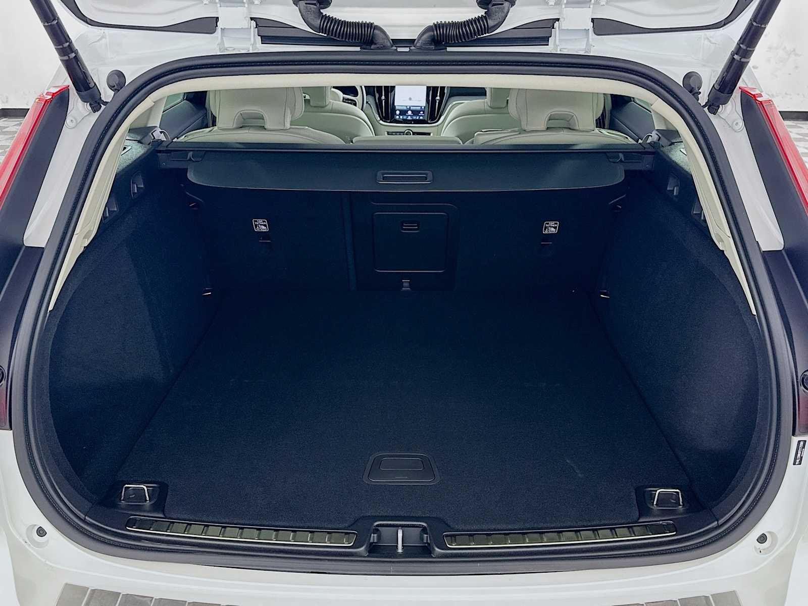 New 2026 Crystal White Volvo Plus image 24